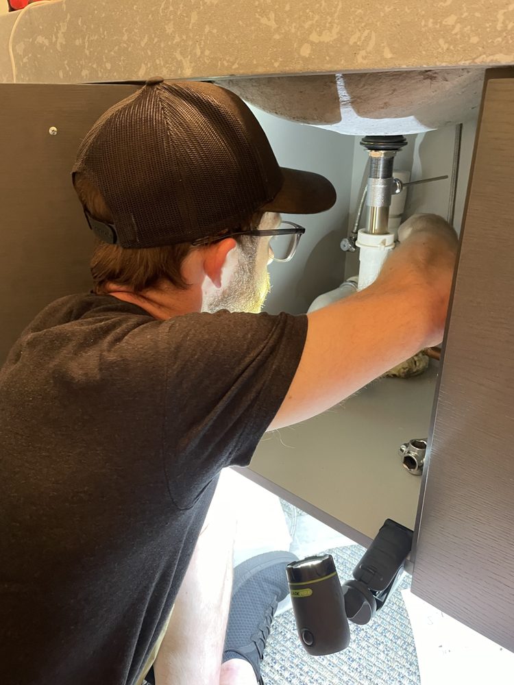 Plumbing handyman Grand Rapids. Faucet repair for leaky sick. 